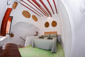 sypialnia z łóżkiem w białym pokoju w obiekcie Casa Frasquita w mieście Cehegín