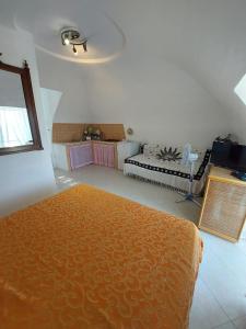 ein Schlafzimmer mit einem Bett in einem Zimmer in der Unterkunft Casadelpino Residence La Piana in Ponza