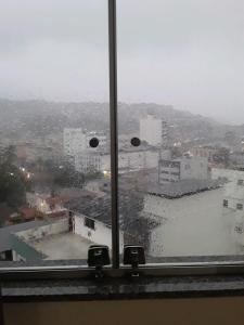 una ventana con vistas a una masa de agua en Star Hotel en Juiz de Fora