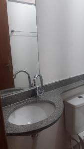 uma casa de banho com um lavatório e um WC em Star Hotel em Juiz de Fora