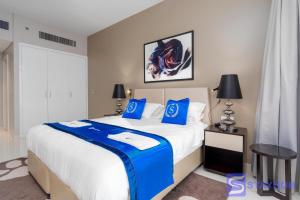 Uma cama ou camas num quarto em Gorgeous Apt In DAMAC HILLS - Golf View