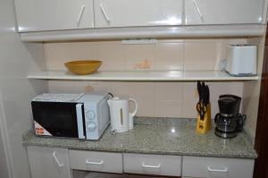Kuchnia lub aneks kuchenny w obiekcie GEMELOS2 Loysan apt. with pool