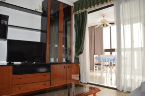 salon z centrum rozrywki z telewizorem z płaskim ekranem w obiekcie GEMELOS2 Loysan apt. with pool w mieście Benidorm