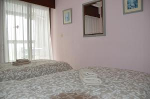Łóżko lub łóżka w pokoju w obiekcie GEMELOS2 Loysan apt. with pool