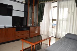 Telewizja i/lub zestaw kina domowego w obiekcie GEMELOS2 Loysan apt. with pool
