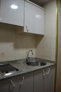 kuchnia ze zlewem i blatem w obiekcie GEMELOS2 Loysan apt. with pool w mieście Benidorm