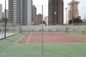 Tenis lub squash w obiekcie GEMELOS2 Loysan apt. with pool lub w pobliżu
