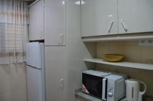 Kuchnia lub aneks kuchenny w obiekcie GEMELOS2 Loysan apt. with pool