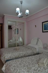 Łóżko lub łóżka w pokoju w obiekcie GEMELOS2 Loysan apt. with pool