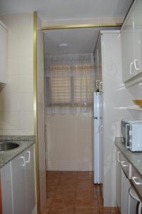 Kuchnia lub aneks kuchenny w obiekcie GEMELOS2 Loysan apt. with pool