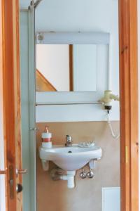La salle de bains est pourvue d'un lavabo et d'un miroir. dans l'établissement Samblatalu Homestay, à Laulasmaa