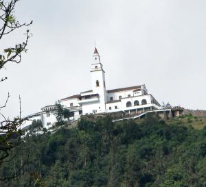 波哥大的住宿－CASA LATINO，山顶上一座白色的大建筑