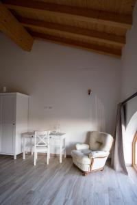 uma sala de estar com uma cadeira e uma mesa em Agriturismo Ponte Florio em Verona