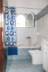 Ett badrum på Villa Sunrise apartment