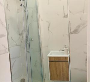 un baño con ducha y lavabo en CASA MR, en Nazaré