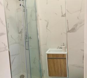 La salle de bains est pourvue d'une douche et d'un lavabo. dans l'établissement CASA MR, à Nazaré