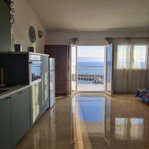 a large kitchen with a view of the ocean at Jurlinka in Živogošće