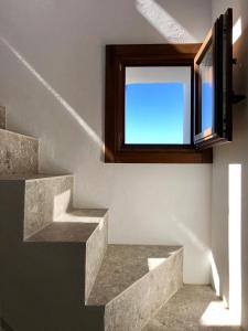 ベヘール・デ・ラ・フロンテーラにあるCasa Horizonte Africaのコンクリートの階段と窓のある部屋