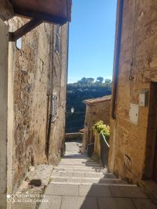 een steegje in een oude stad met uitzicht bij La casa di Iara in Pitigliano