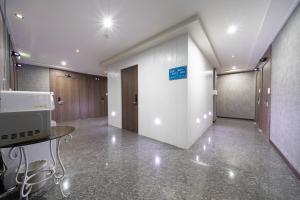 un corridoio di un ospedale con una porta e una stanza di Galleria Hotel a Suwon