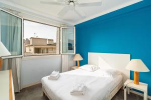 sypialnia z białym łóżkiem i dużym oknem w obiekcie Général Ferrié 3 pcs AR Croisette Martinez by Olam Properties w Cannes