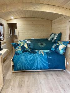 uma cama num pequeno quarto numa pequena casa em Les roulottes a Sandie em Thionville