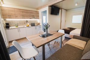 Apartamento pequeño con mesa de comedor y cama en Premium Mobile Tree House with Thermal Riviera Tickets, en Čatež ob Savi