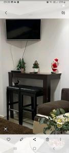 een woonkamer met een bureau en een televisie aan de muur bij ANASTASIJAKOP in Kopaonik