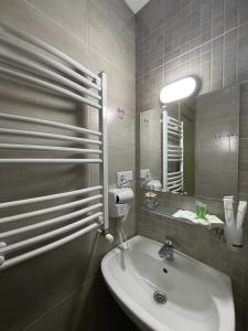 bagno con lavandino e specchio di LT-Home a Tbilisi City