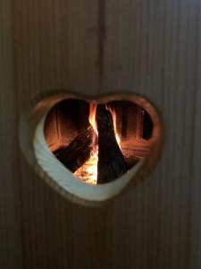 un four en forme de cœur avec une cheminée dans l'établissement La casa di Fantalegno, à Camigliatello Silano
