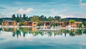 a large lake with a fountain in the middle of it at Kittenberger Chalets am Gartensee in Schiltern