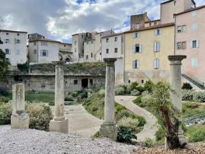 grupa kolumn przed budynkiem w obiekcie Le Moulin 3 - Appartement Tout Confort Centre Ville - Beziers - Wifi - Tv connecté w Béziers
