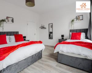 2 letti in una camera con cuscini rossi di Stylish Home 8 Guests - Liverpool - Free Wifi & Parking By Hinkley Homes Short Lets & Serviced Accommodation a Liverpool