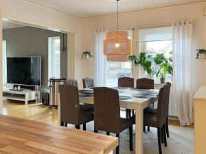 Björklinge的住宿－Holiday home Björklinge，一间带桌椅的用餐室