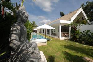 Bazén v ubytování Ubud Luxury 2-Bedroom Villa with Private Pool and BBQ - Serene Escape! nebo v jeho okolí