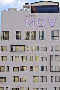 una señal de hotel msg en el lateral de un edificio en MOV Hotel Kuala Lumpur en Kuala Lumpur