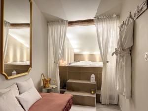 Postel nebo postele na pokoji v ubytování Cocon Blanc câlin avec Jacuzzi privatif - LoveRoom Insolite