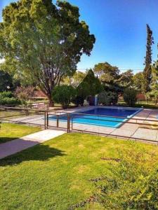 una valla alrededor de una piscina en un patio en Casona Alma en Calma San Rafael en San Rafael