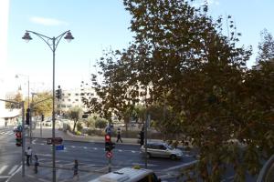 エルサレムにあるSegal in Jerusalem Apartmentsの交通者や車が通りを横断する賑やかな街道