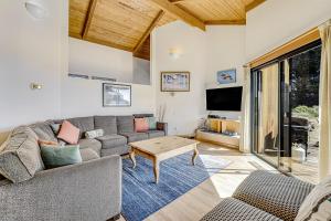 un salon avec un canapé et une table dans l'établissement Urban Escape Compound, à Sea Ranch