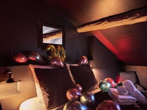 una camera con un letto con palloncini sopra di Suite Privative Rouge baiser - Spa & Jacuzzi - Love Room à Saint Etienne a Saint-Étienne