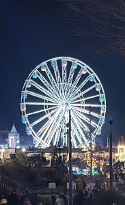 une grande roue ferris à un carnaval la nuit dans l'établissement Entire spacious 4 bedroom apartment in Bournemouth, à Bournemouth