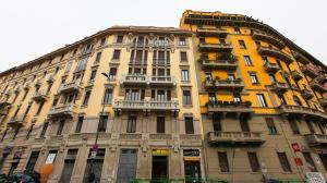 un grand bâtiment avec des balcons sur le côté dans l'établissement Ginger House Project, Boutique Art Apartment in Milan, à Milan