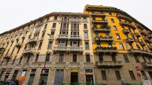 un edificio alto con balconi sul lato di Ginger House Project, Boutique Art Apartment in Milan a Milano