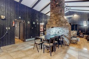 和諧湖的住宿－Lake Harmony - Pineknoll Drive Retreat，一间带桌子和石头壁炉的用餐室