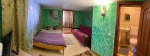 ヤブルニツァにあるSadiba Rozchilのベッド1台とバスルームが備わる小さな客室です。