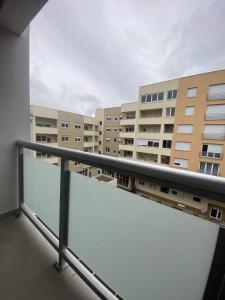 - Balcón con vistas a un edificio en FALCON, en Banja Luka