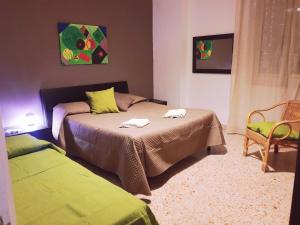 パレルモにあるDolce casa centro storico di Palermo new 2023のベッドルーム1室(ベッド1台、タオル2枚付)