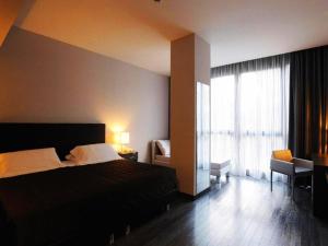 a bedroom with a bed and a large window at Park Hotel Sporting in Teramo