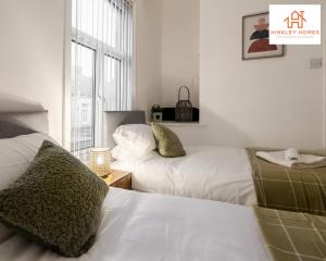 Lova arba lovos apgyvendinimo įstaigoje 2 Bedroom House Liverpool- Large & Cosy- Sleeps 5 By Hinkley Homes Short Lets & Serviced Accommodation